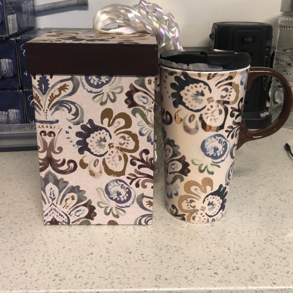 Ashford Manor Ceramic Coffee Cup, 17 oz. Includes matching gift box. NWT.